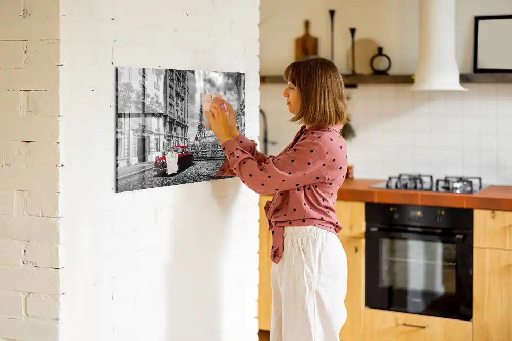 Tableau magnétique en verre représentant une voiture ancienne en ville