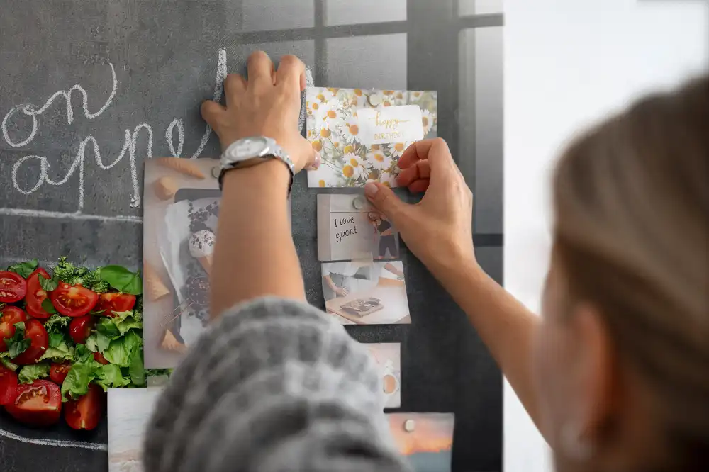 Tableau magnétique en verre avec inscription Bon appétit