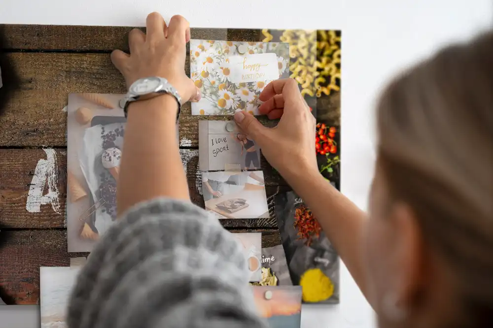 Tableau aimanté décoratif avec inscription Bon appétit