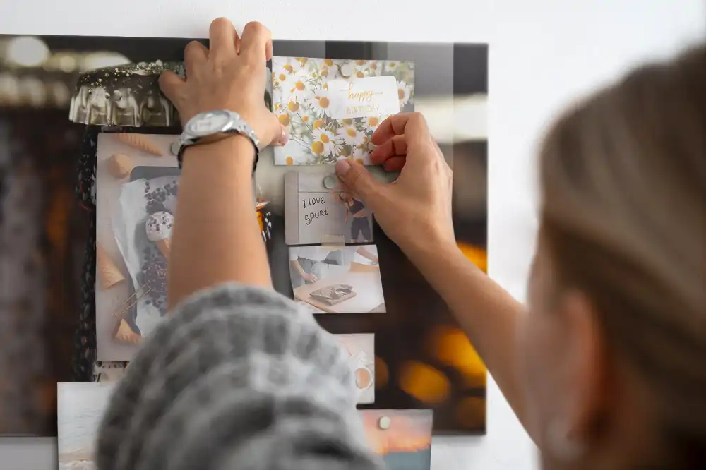 Tableau magnétique décoratif avec cadre en verre