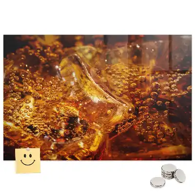 Tableau magnétique en verre avec motif gros plan sur une boisson