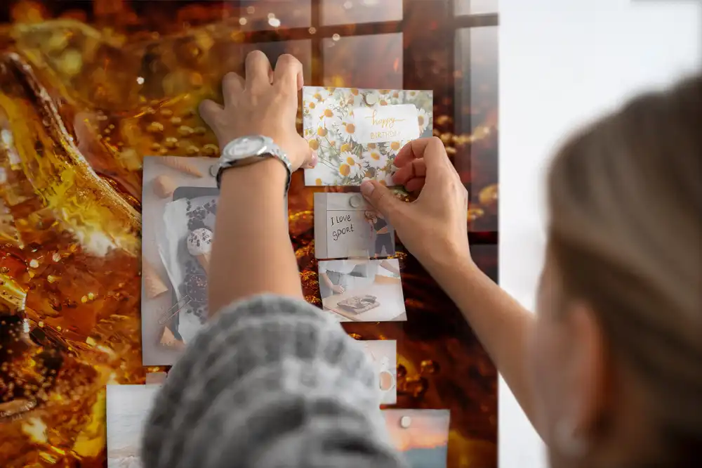 Tableau magnétique en verre avec motif gros plan sur une boisson