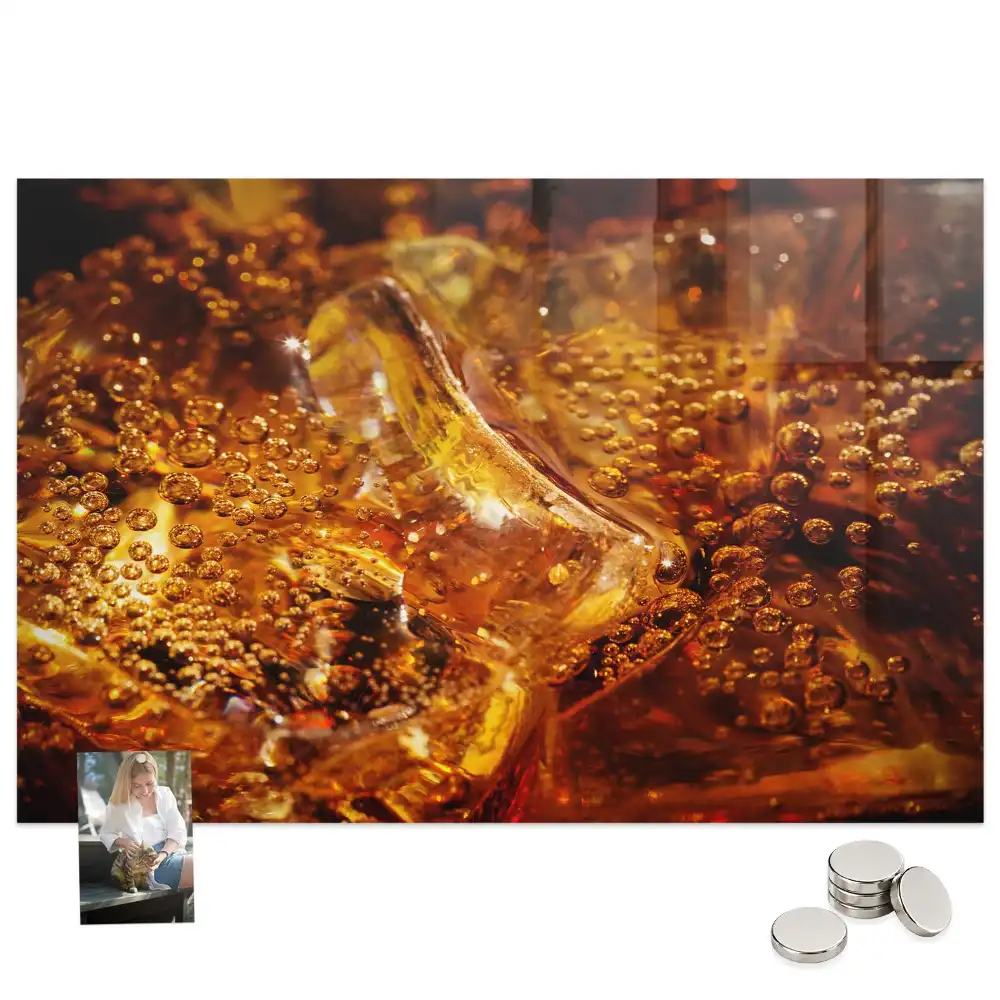 Tableau magnétique en verre avec motif gros plan sur une boisson
