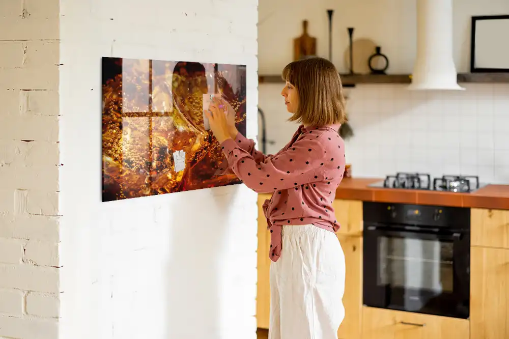 Tableau magnétique en verre avec motif gros plan sur une boisson