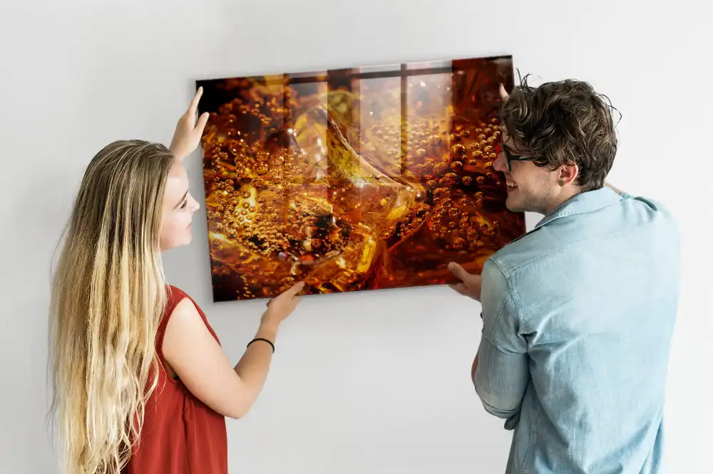 Tableau magnétique en verre avec motif gros plan sur une boisson