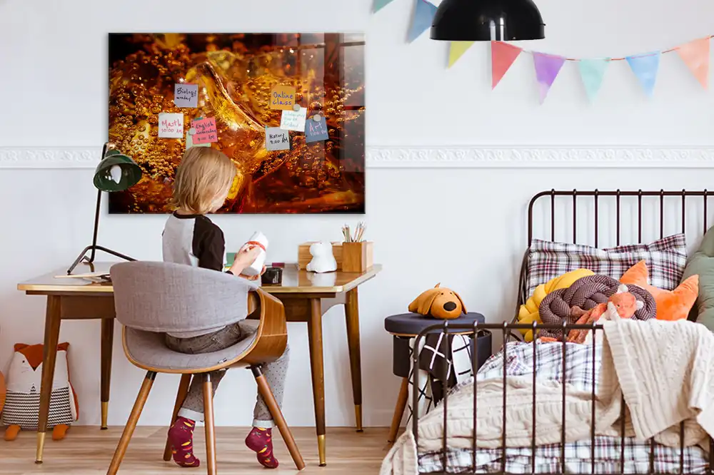 Tableau magnétique en verre avec motif gros plan sur une boisson