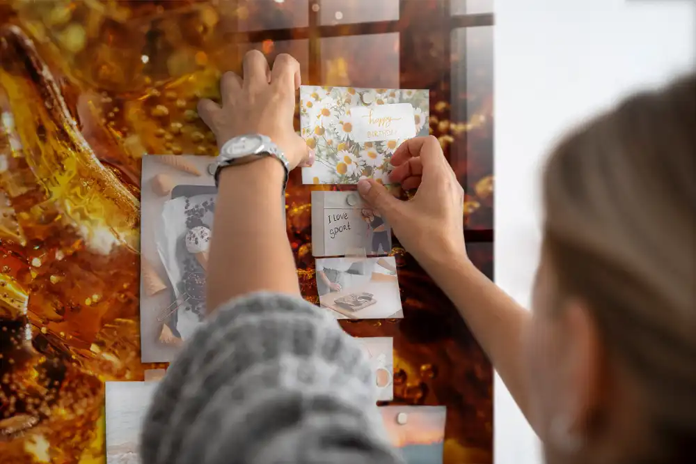 Tableau magnétique en verre avec motif gros plan sur une boisson