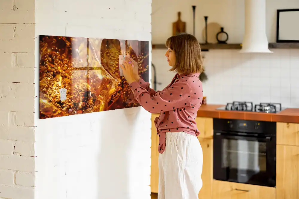 Tableau magnétique en verre avec motif gros plan sur une boisson