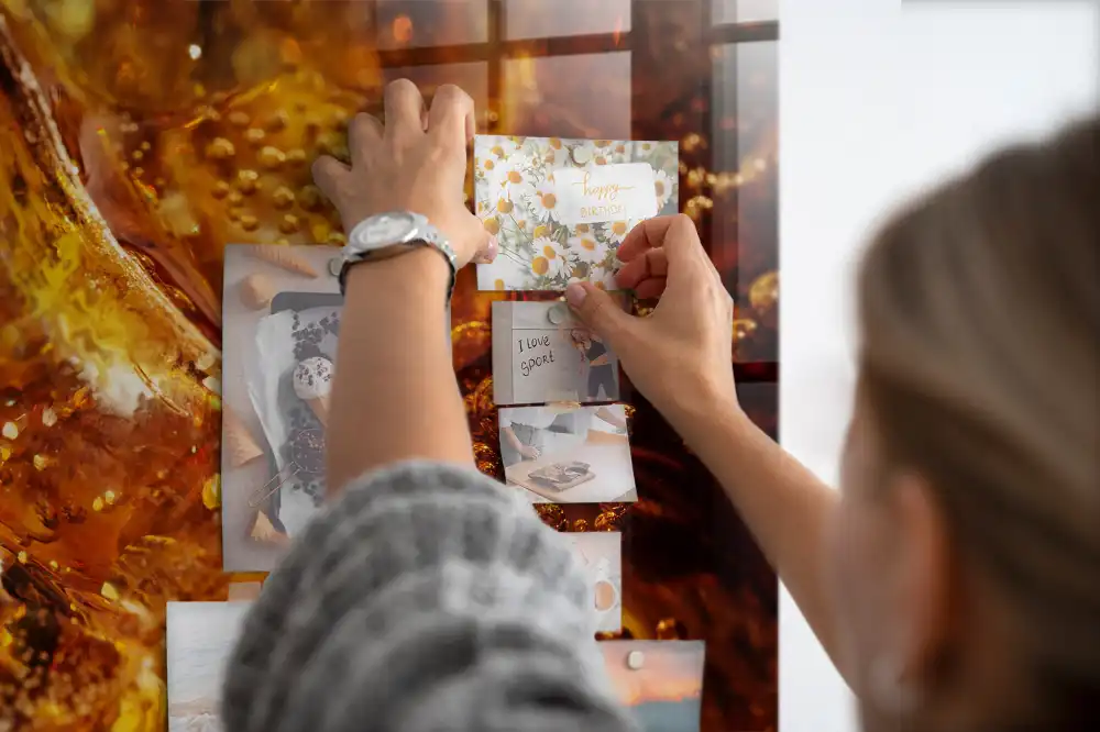 Tableau magnétique en verre avec motif gros plan sur une boisson