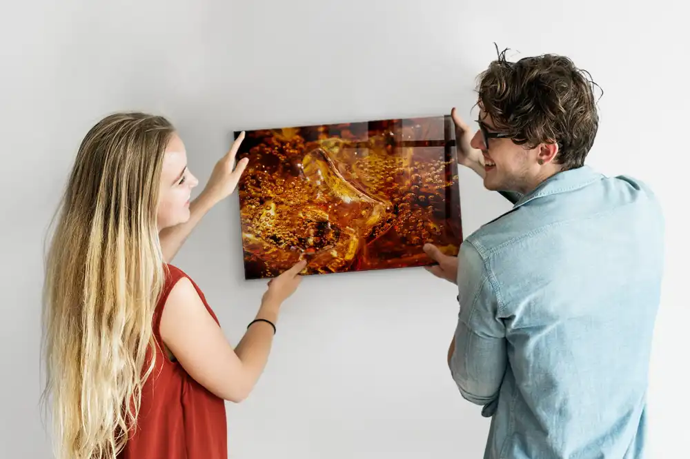 Tableau magnétique en verre avec motif gros plan sur une boisson