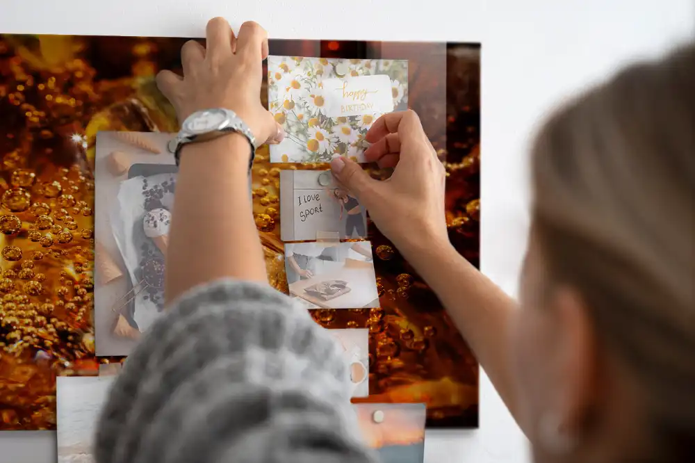 Tableau magnétique en verre avec motif gros plan sur une boisson