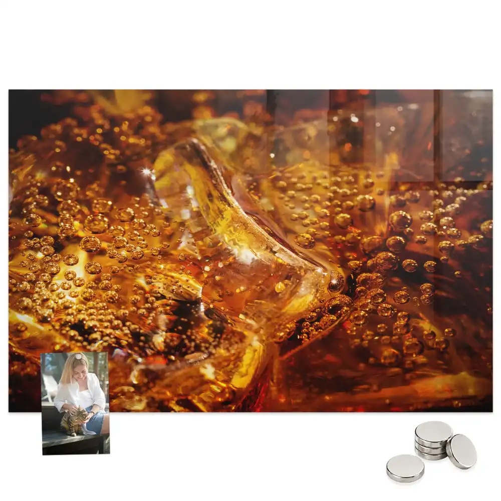 Tableau magnétique en verre avec motif gros plan sur une boisson