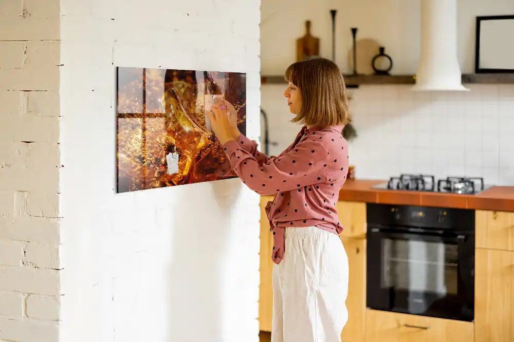 Tableau magnétique en verre avec motif gros plan sur une boisson
