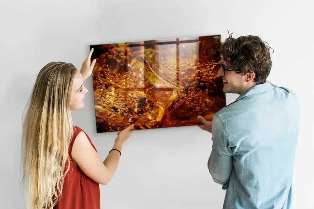 Tableau magnétique en verre avec motif gros plan sur une boisson