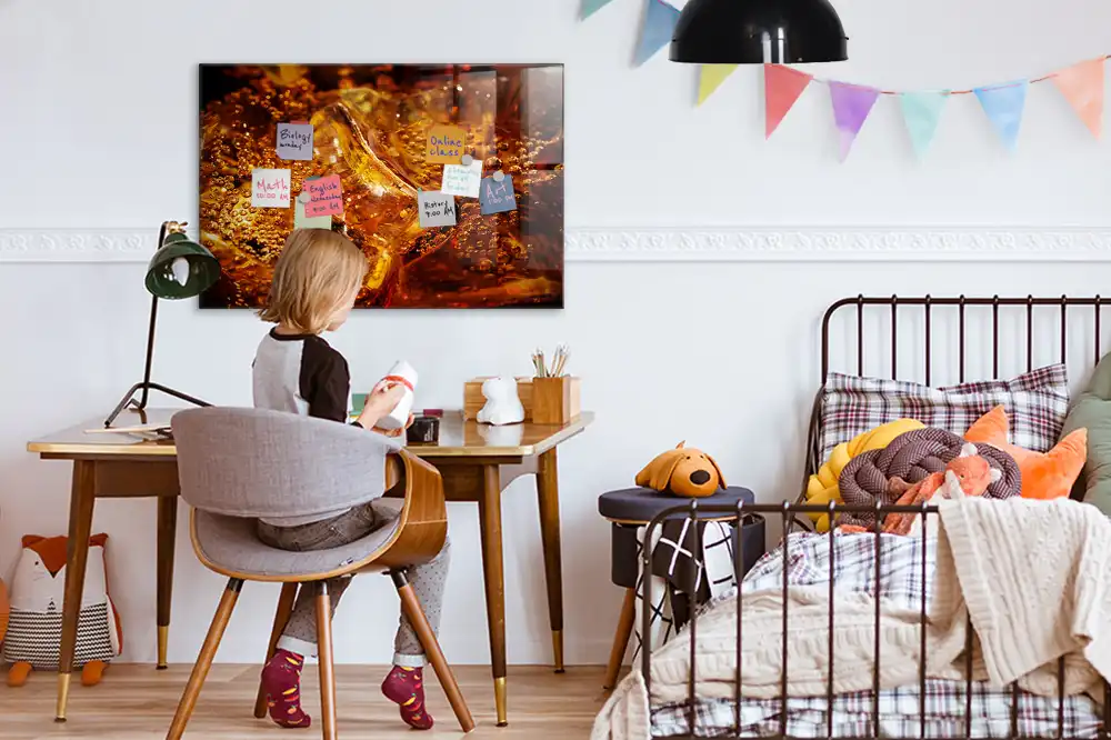 Tableau magnétique en verre avec motif gros plan sur une boisson
