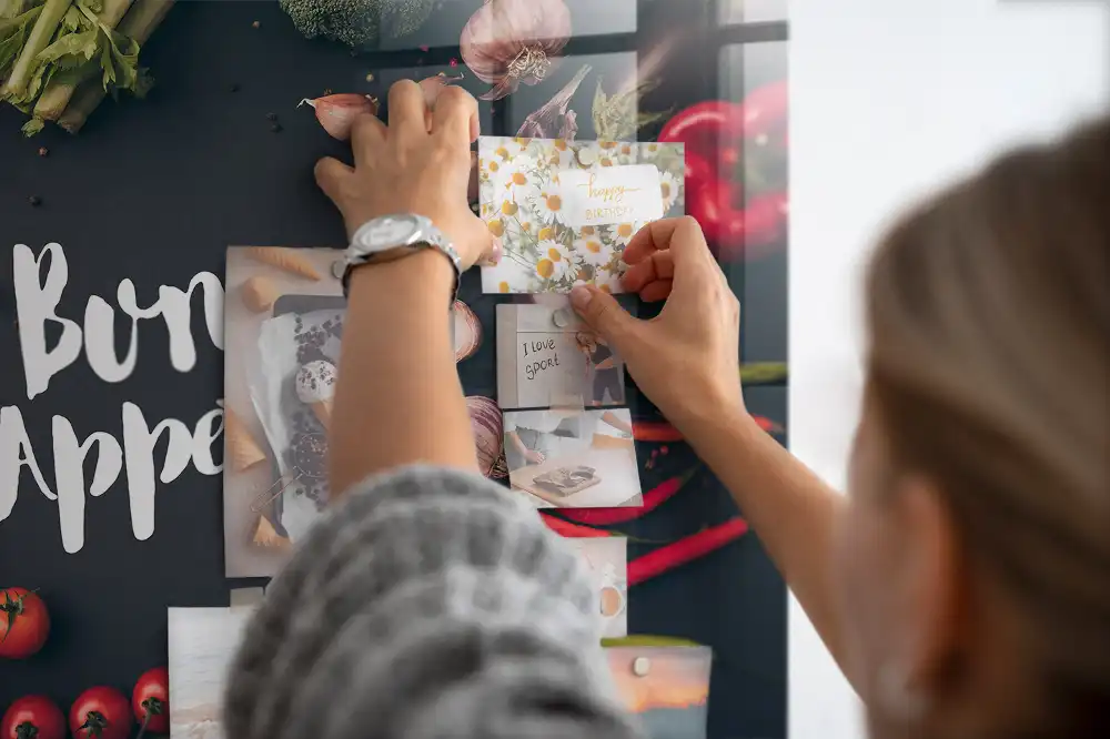 Tableau magnétique décoratif avec inscription Bon appétit