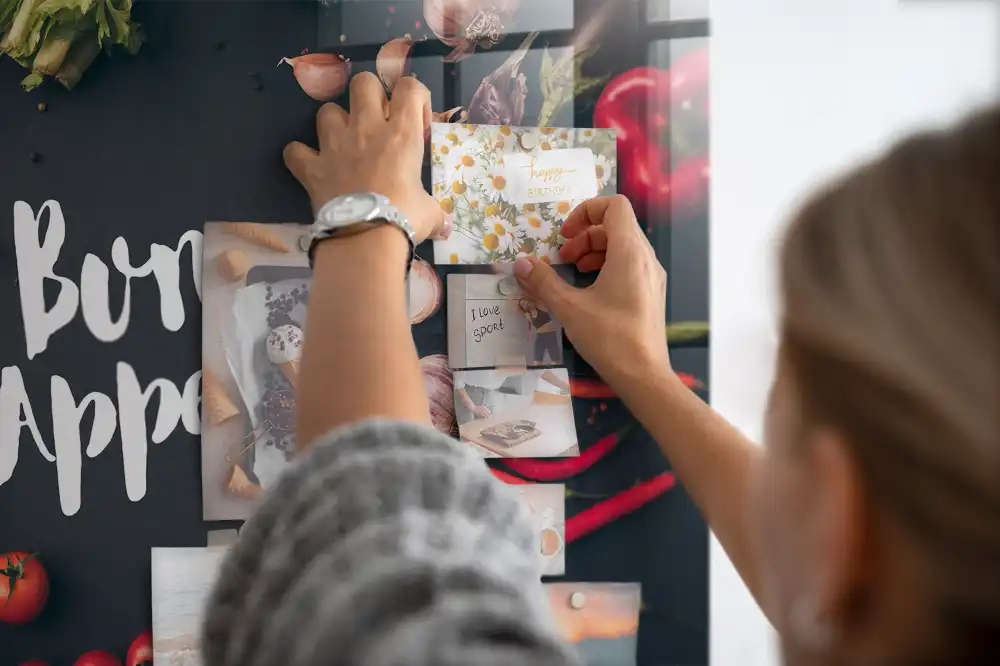 Tableau magnétique décoratif avec inscription Bon appétit