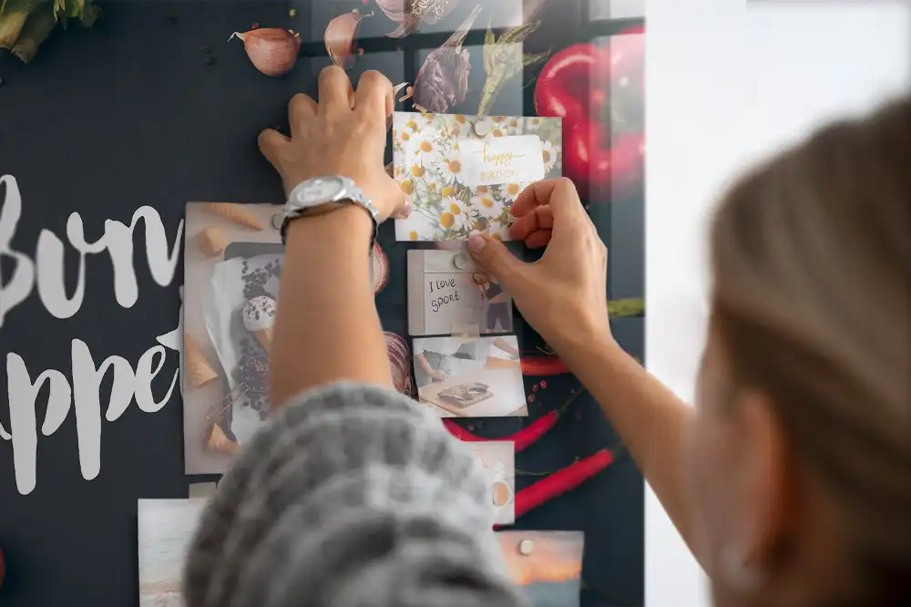 Tableau magnétique décoratif avec inscription Bon appétit