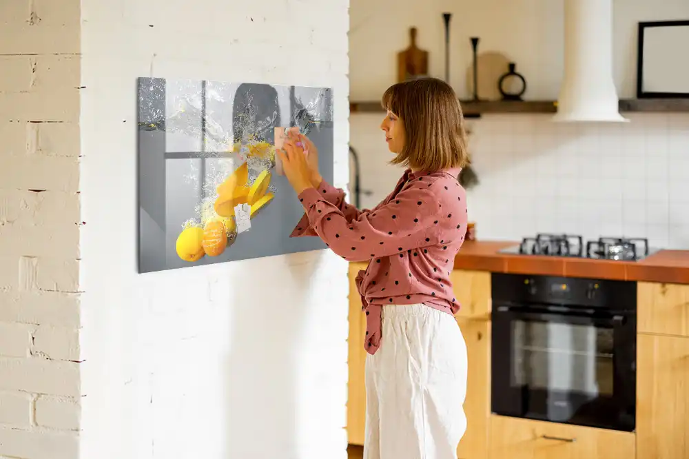 Tableau magnétique en verre motif agrumes dans un jet d'eau