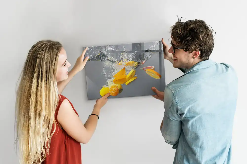 Tableau magnétique en verre motif agrumes dans un jet d'eau