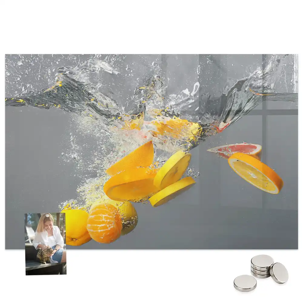 Tableau magnétique en verre motif agrumes dans un jet d'eau