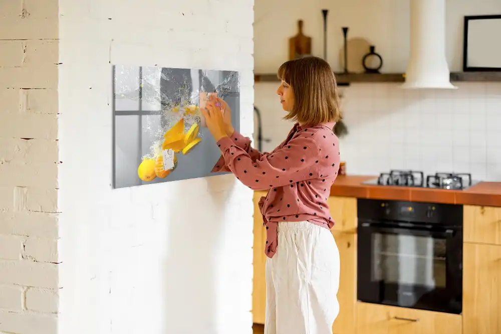 Tableau magnétique en verre motif agrumes dans un jet d'eau
