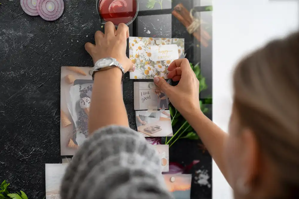 Tableau magnétique pour magnets de légumes sur comptoir de cuisine