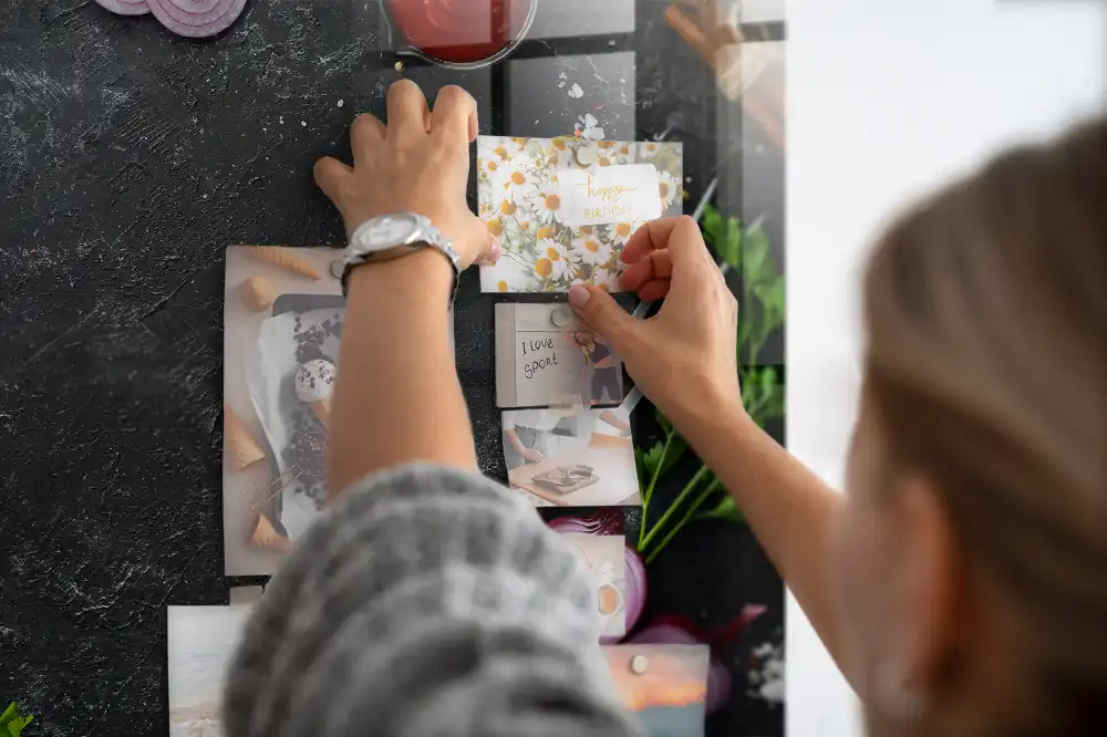 Tableau magnétique pour magnets de légumes sur comptoir de cuisine