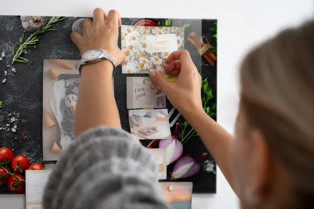 Tableau magnétique pour magnets de légumes sur comptoir de cuisine
