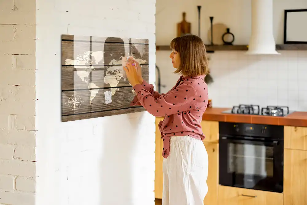 Tableau magnétique en verre avec motif carte du monde en bois