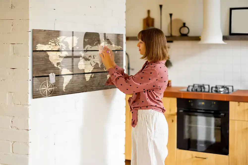 Tableau magnétique en verre avec motif carte du monde en bois