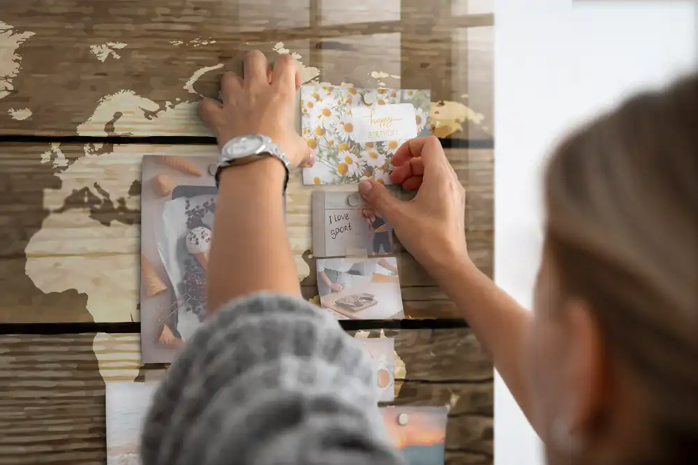 Tableau magnétique en verre avec motif carte du monde en bois