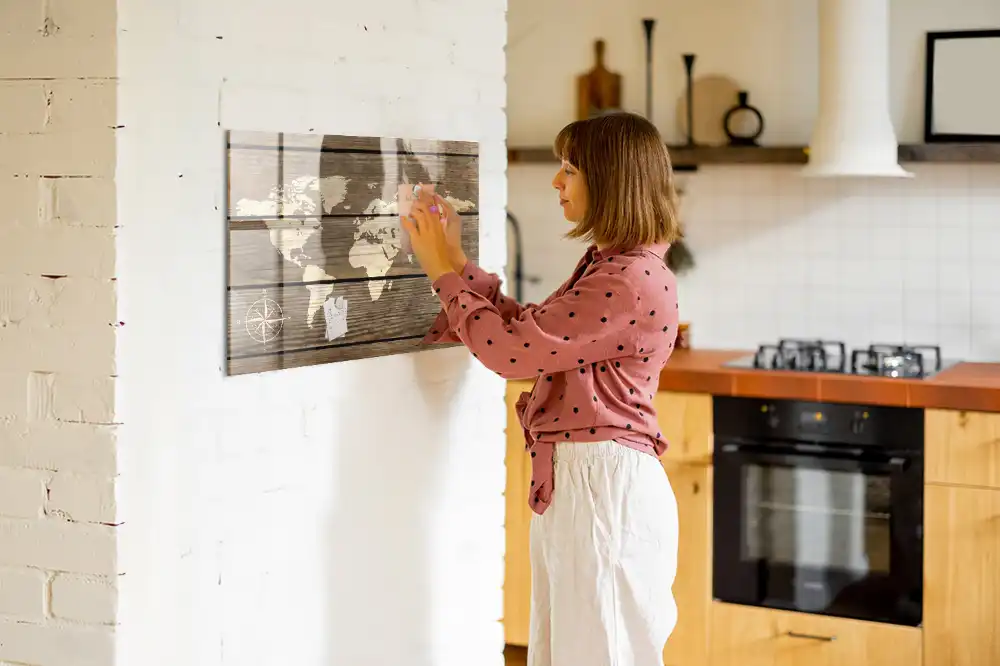 Tableau magnétique en verre avec motif carte du monde en bois