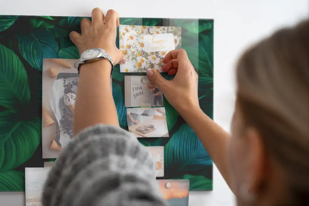 Tableau magnétique en verre motif feuilles caduques