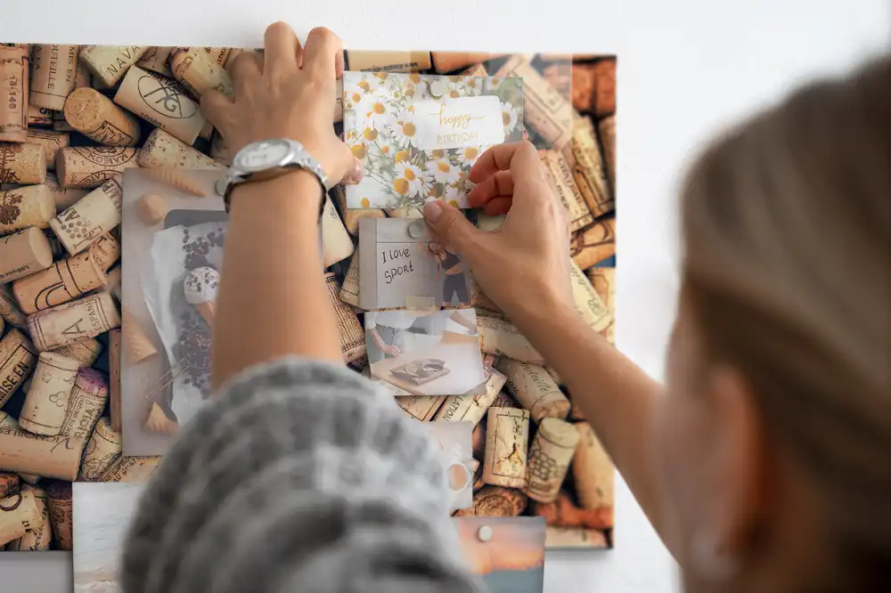 Tableau aimanté décoratif pour bouchons de bouteille