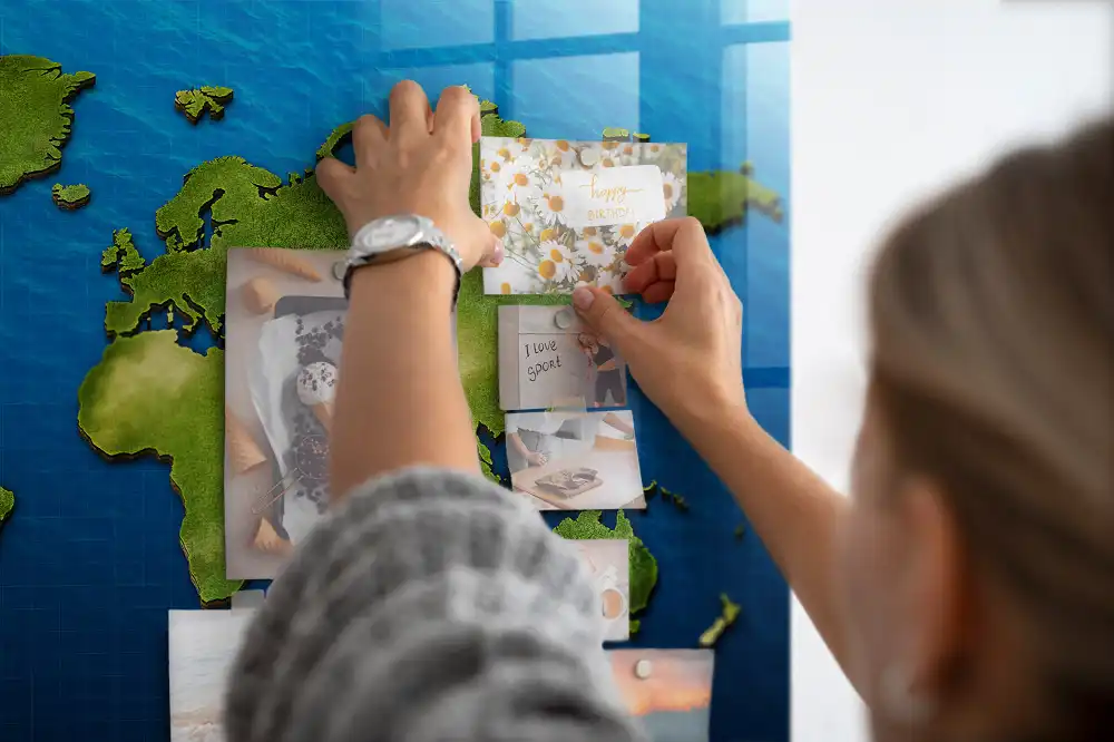 Tableau magnétique en verre motif mappemonde atlas