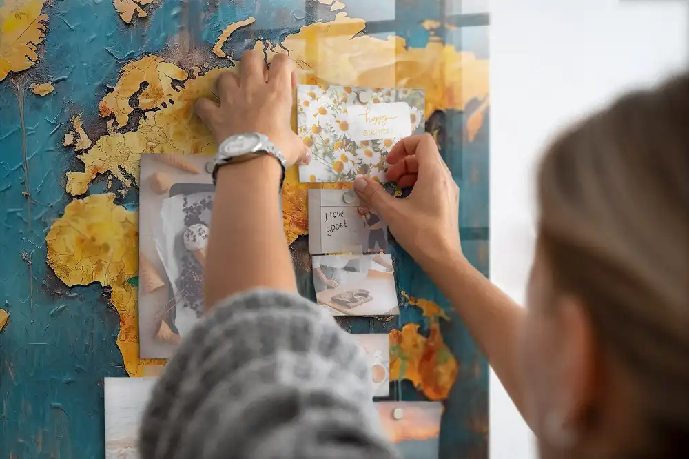 Tableau mural magnétique décoratif en forme de carte du monde