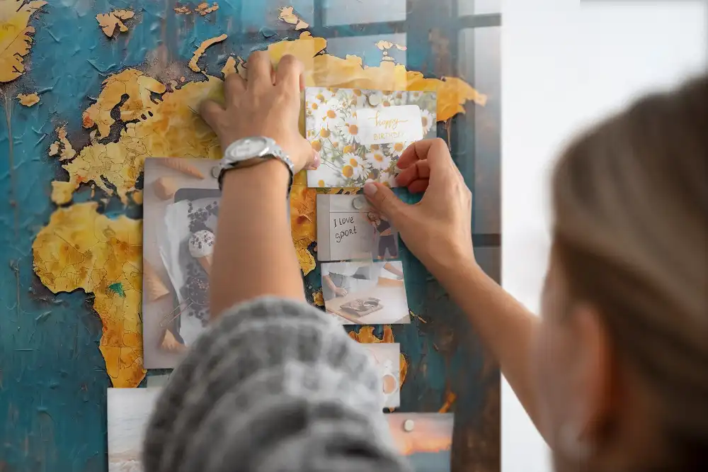 Tableau mural magnétique décoratif en forme de carte du monde