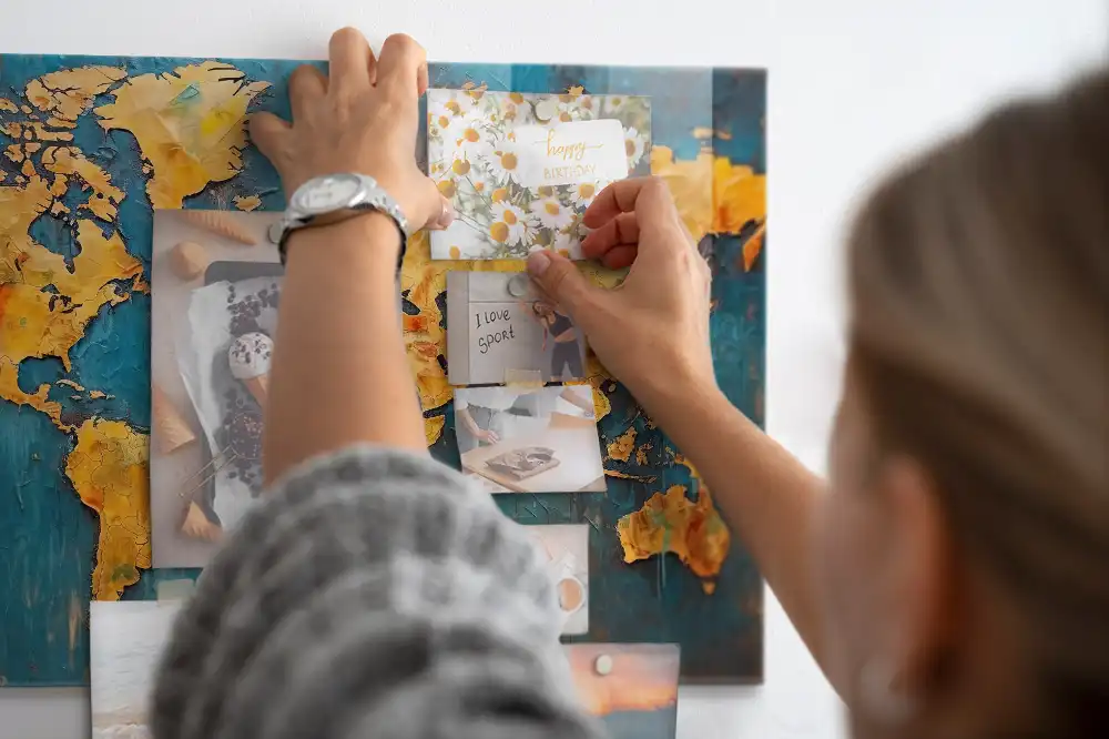 Tableau mural magnétique décoratif en forme de carte du monde