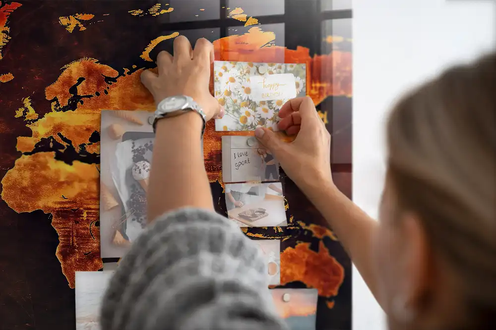 Tableau magnétique en verre avec carte du monde
