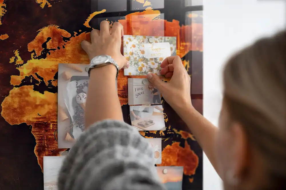 Tableau magnétique en verre avec carte du monde