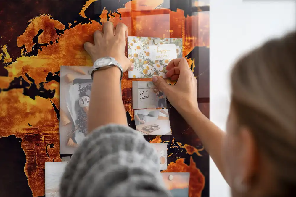 Tableau magnétique en verre avec carte du monde