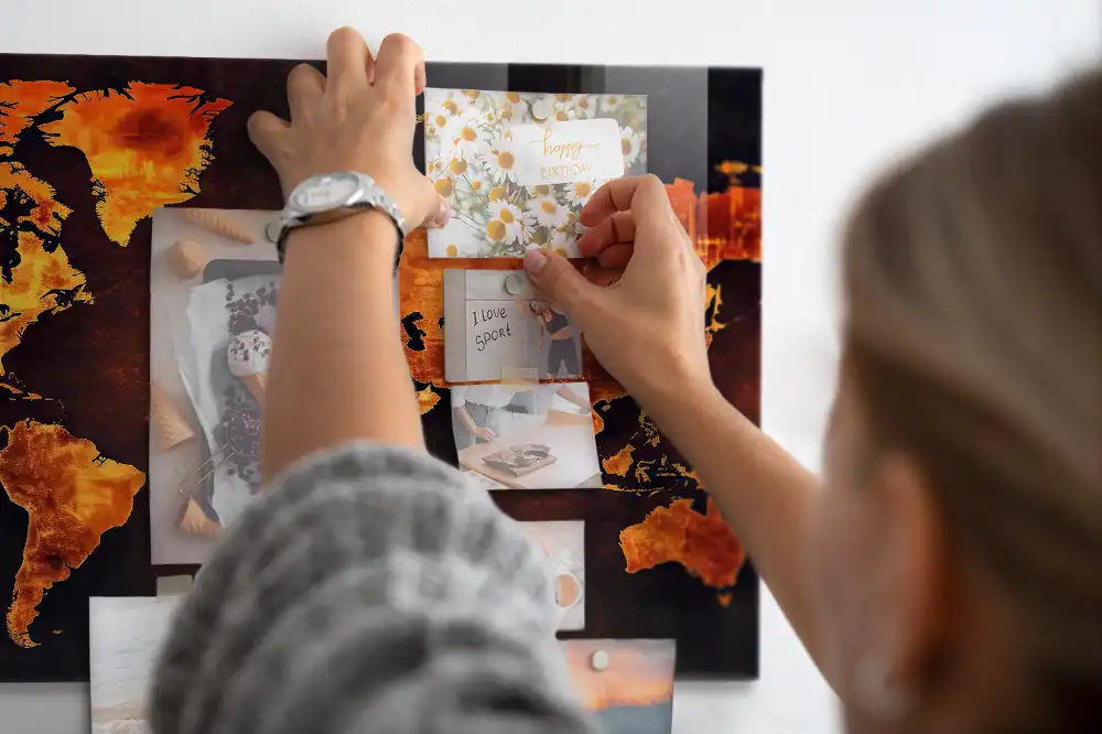 Tableau magnétique en verre avec carte du monde
