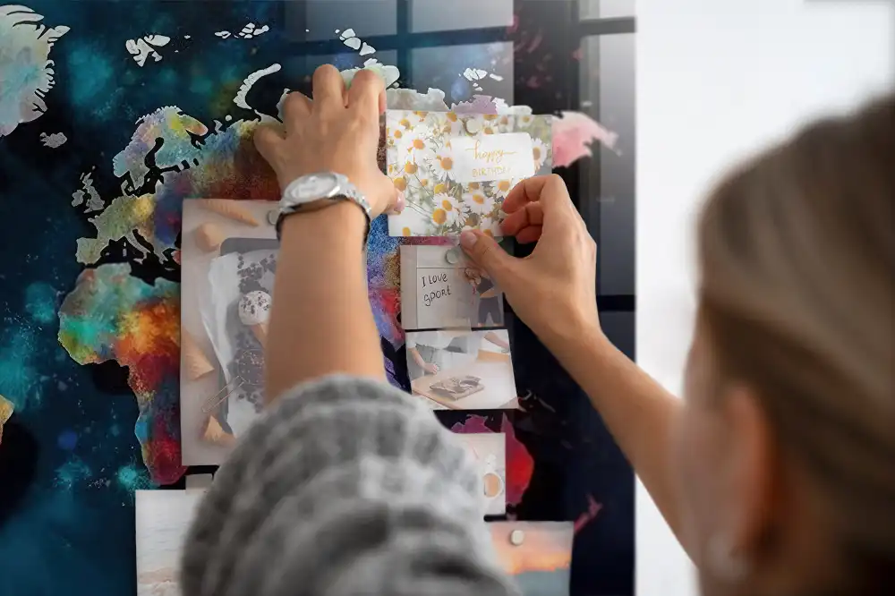 Tableau magnétique en verre motif géométrie du monde