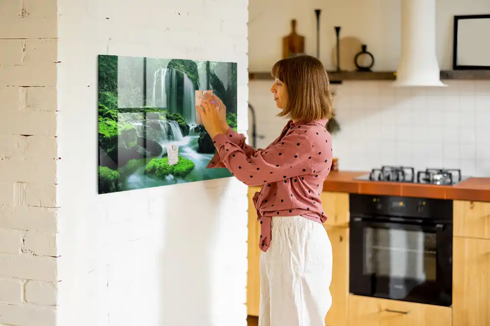 Tableau magnétique en verre avec motif de cascade dans la mousse