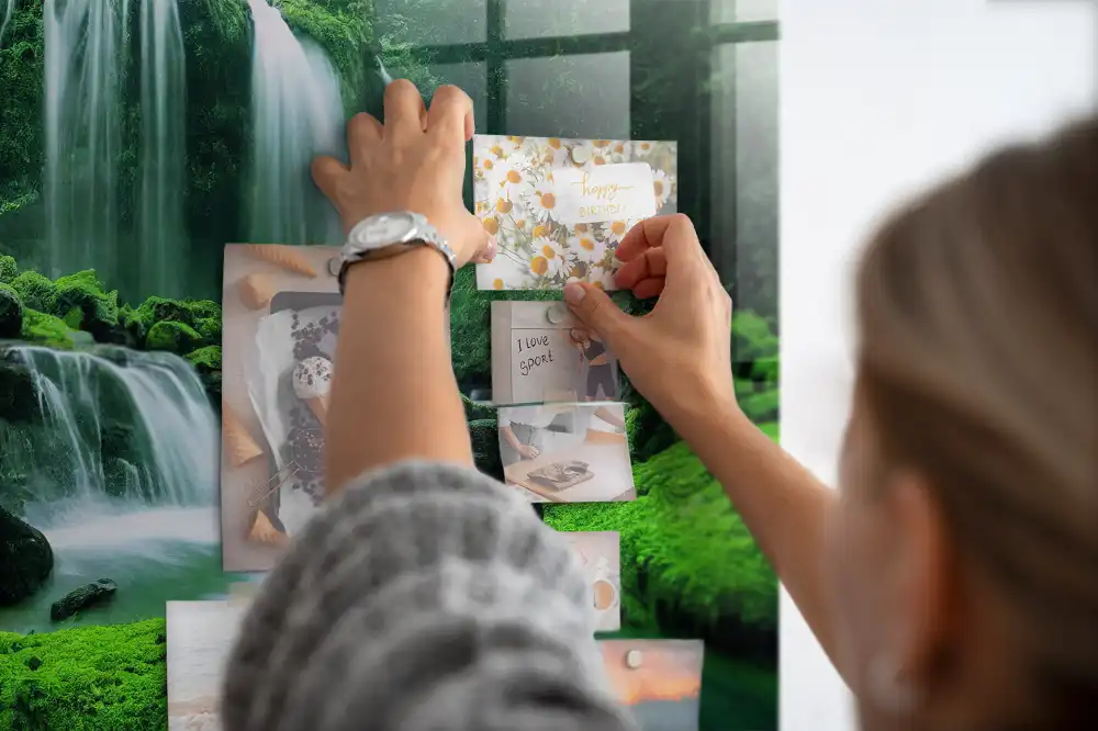 Tableau magnétique en verre avec motif de cascade dans la mousse