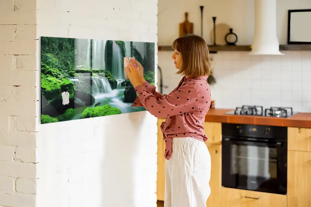 Tableau magnétique en verre avec motif de cascade dans la mousse