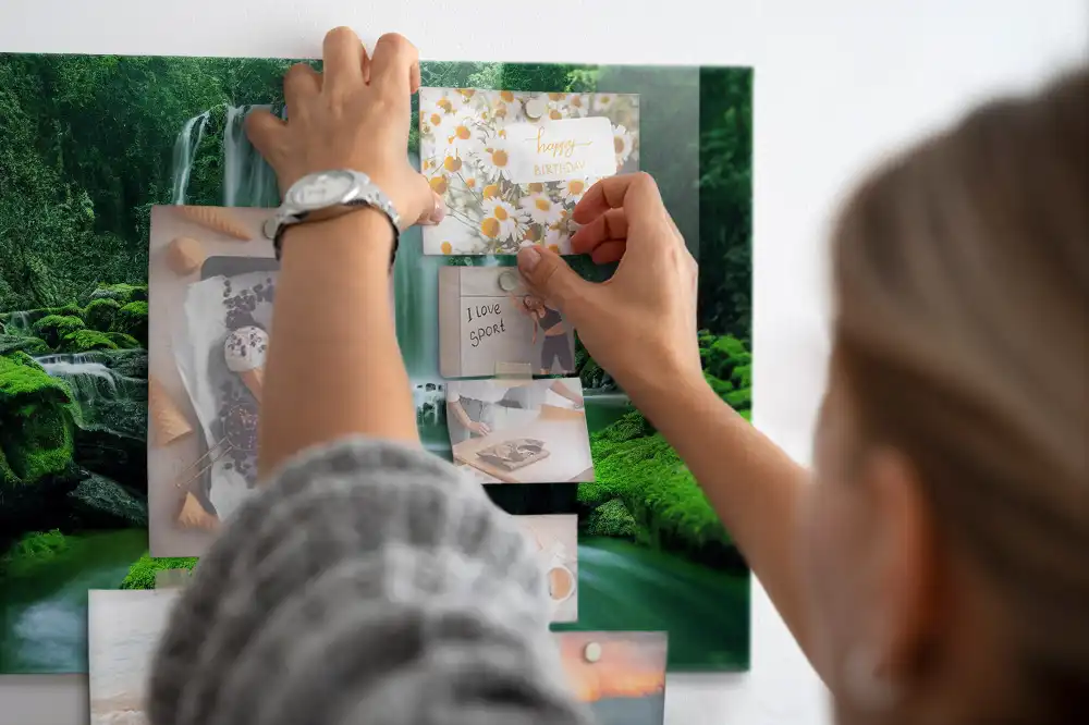 Tableau magnétique en verre avec motif de cascade dans la mousse
