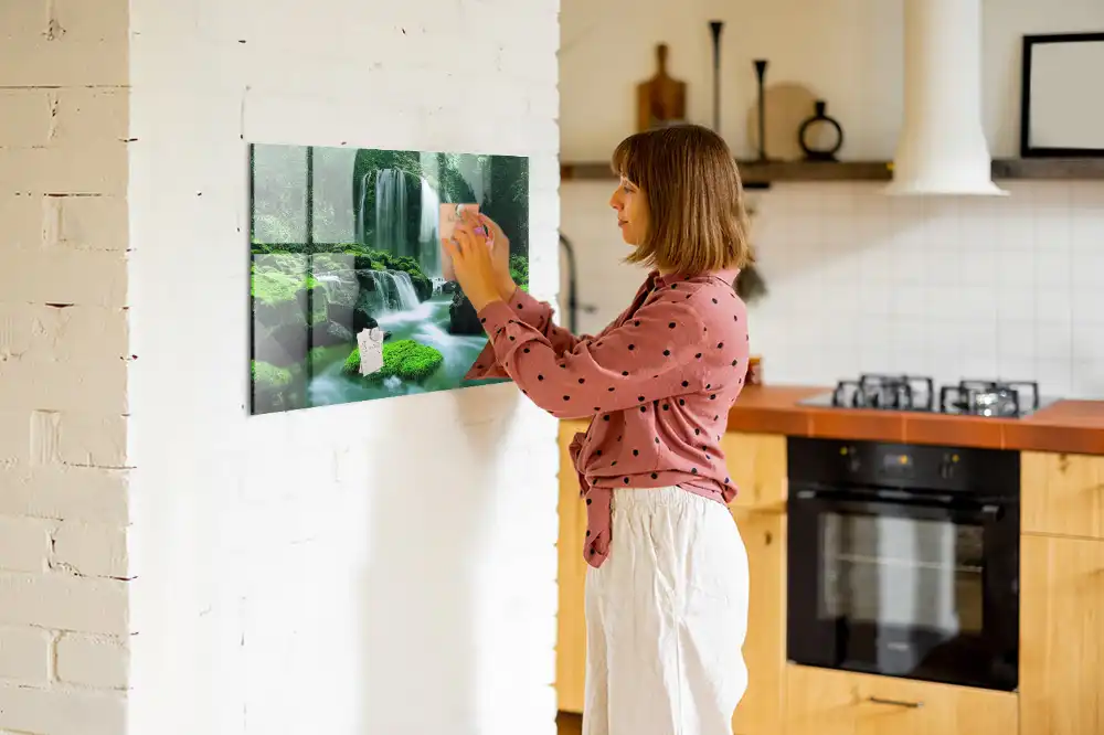 Tableau magnétique en verre avec motif de cascade dans la mousse
