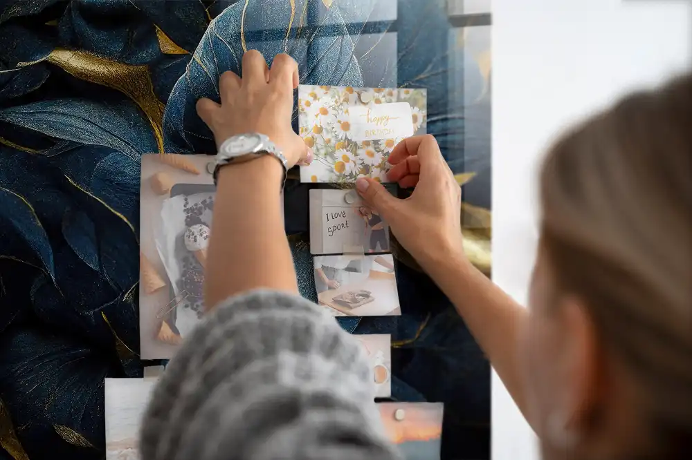 Tableau magnétique en verre avec motif floral ornemental